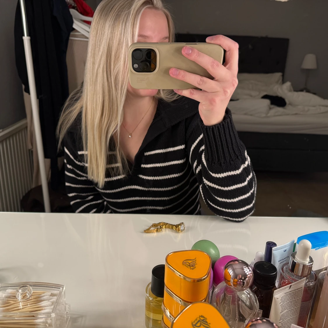 Svart och vit randig tröja - 1