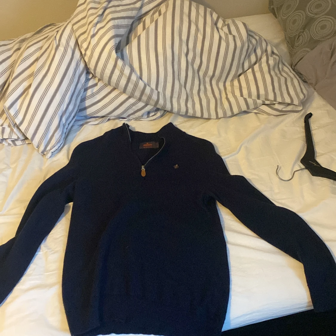 Mörkblå tröja med dragkedja