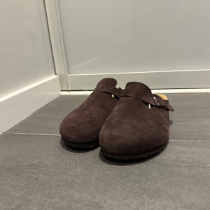 Birkenstock Boston - Säljer dessa oanvända bruna Birkenstock Boston’s tofflor som är perfekta för sommaren🌟🤩
