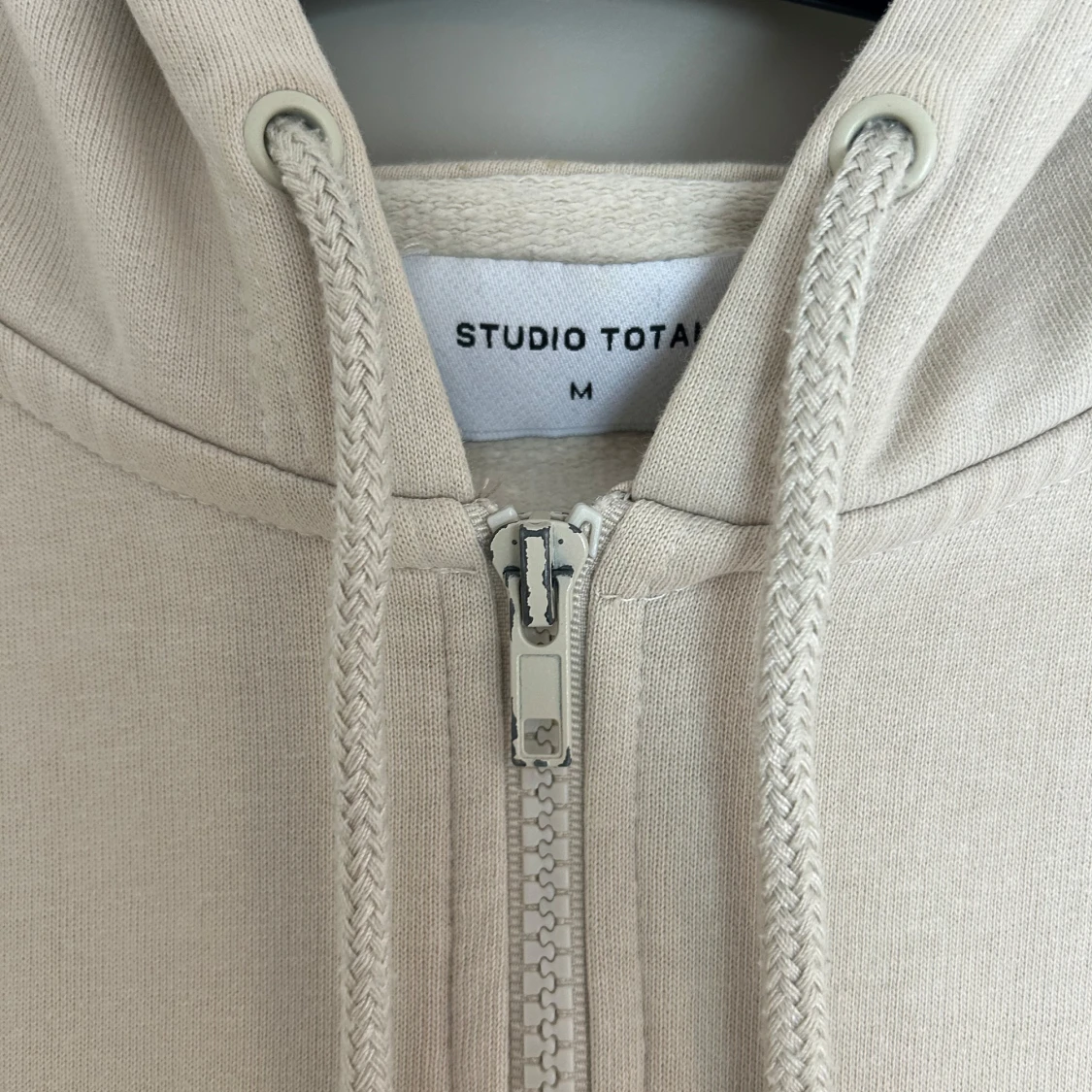 Beige huvtröja från Studio Total - 1