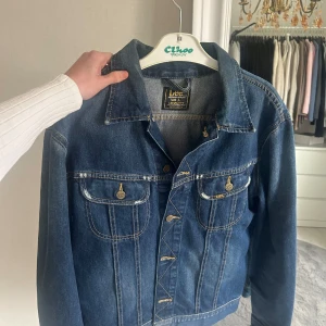 Blå jeansjacka från Lee - Storlek L men passar mig som bruka ha s oxå, sitter oversized🥰