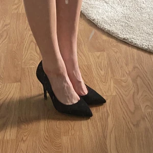 svarta mocka klackar - Så snygga mocka klackar!! Passar till klänningar eller jeans likaså😍🤩 Använda 1 gång💞passar mig som har strl 39🩷🩷