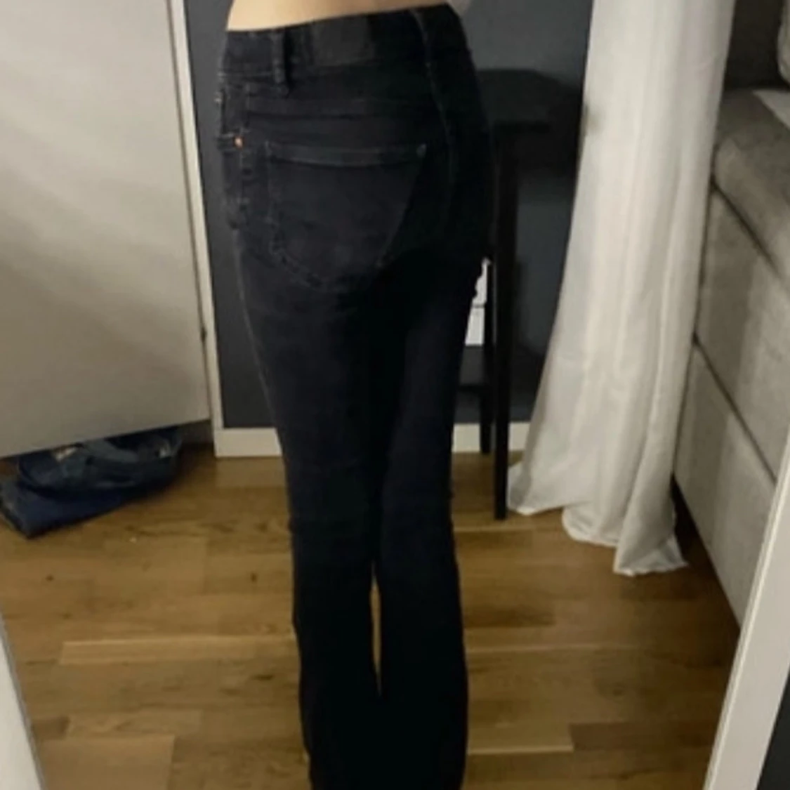 Svarta jeans från gina tricot  - 1