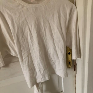 Vit kortärmad topp med knyt - Säljer min Nelly topp. Använd två gånger. I storlek S❤️
