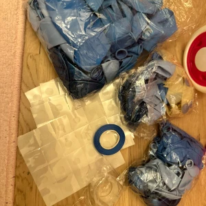 Ballonger blå båge ballongbåge  - Dessa blåa ballonger är det perfekta valet för att skapa en fantastisk atmosfär på ditt evenemang! De kan förvandlas till både stora och små ballonger, vilket gör det möjligt att skapa en vacker båge som passar perfekt för både stora och små utrymmen. Deras livfulla blå färg ger en fräsch och festlig känsla, och eftersom de är så flexibla kan du enkelt anpassa dem till din dekor. Oavsett om det är en födelsedagsfest, bröllop eller företagsevenemang, kommer dessa ballonger garanterat att imponera