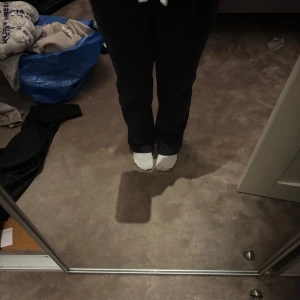 Mörkblåa russermerch byxor  - Säljer ett par mörkblåa mjukisbyxor från russermerch i storlek xs, väldigt sköna och endast använda 2 gånger!