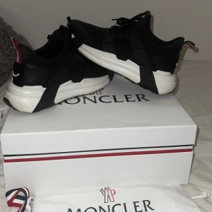 Moncler skor - Moncler sneakers köpte i Nk för 6500kr, box dustbag o allt medföljer såklart. Snabb affär tack, Storlek 42 men passar 43 jättebra med.  Använda ett fåtal gånger på event osv.