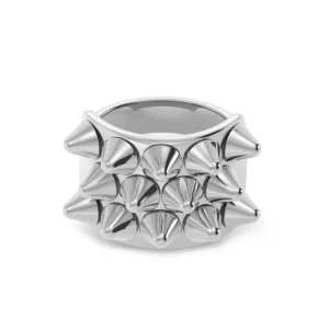 Silvrig ring med nitar - Peak ring från Edblad! Storlek 17.5  Passar både till vardags och speciella tillfällen. Nypris 400kr