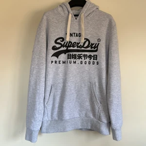 Superdry hoodie - Eftertraktad superdry hoodie! [Ny med prislapp kvar] [Nypris ~1400] [Mitt pris 449] Hör gärna av dig vid funderingar eller andra bilder!😊 Pris kan diskuteras  vid smidig affär!💫