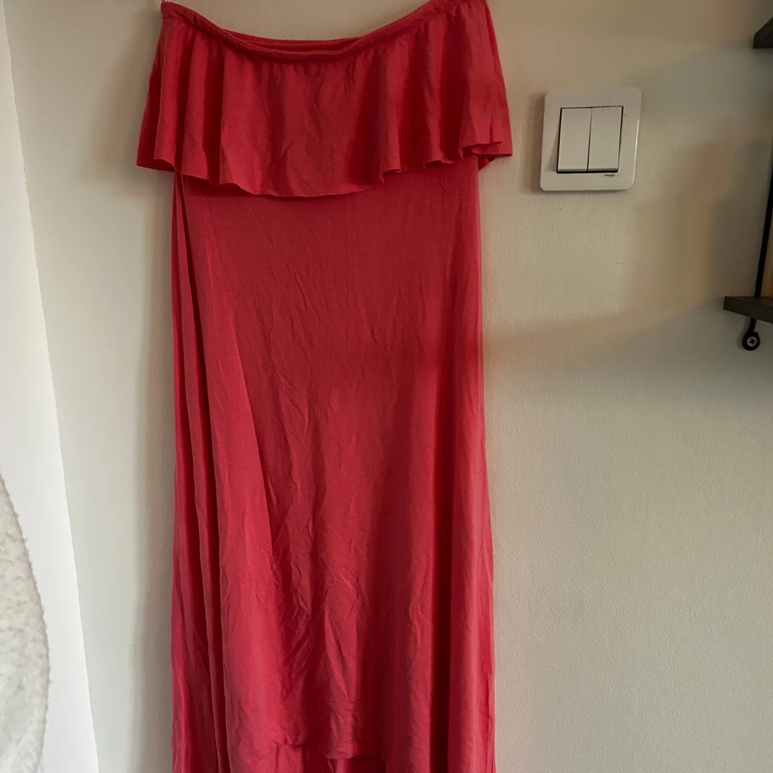 NY- axelbandslös klänning från Gina Tricot