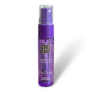 Ny! Body mist spring love från Rituals Holi  - Ny! kroppsmist 20ml från Rituals med doft av vit lilja och persikoblomma. Flaskan är smidig och lätt att ta med sig, perfekt för en snabb uppfräschning. Den tillhör limited edition kollektionen, 'The Ritual of Holi' och heter 'Spring Love'.