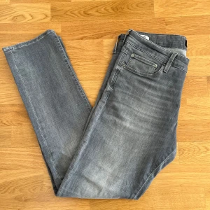 Slim Glenn jeans från Jack & Jones och Levis jeans 502 - Snygga grå jeans från Jack & Jones i modellen slim/Glenn ,perfekta för en avslappnad stil. Jeansen har en lätt tvättad look som ger dem ett fräsch utseende                    Dom är helt nya!!                                                  Nypris ca 900kr