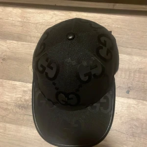 Svart gucci keps (gg jumbo) - Snygg svart keps från Gucci med det schyssta GG-mönstret. Justerbar passform för optimal komfort. Svart så väldigt stilren och snygg till mycket! Pris kan diskuteras.