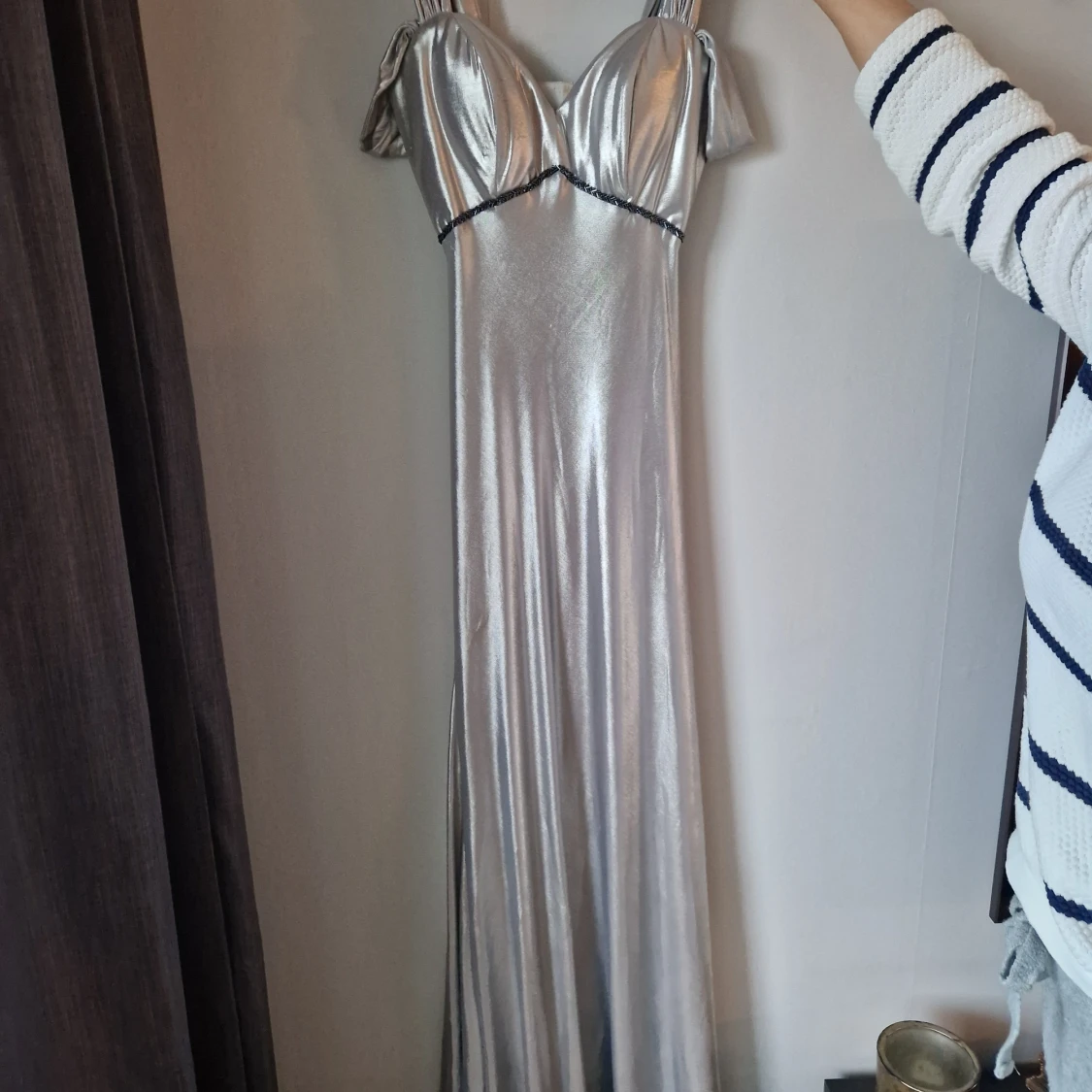 Silverfärgad långklänning med öppen rygg - 1