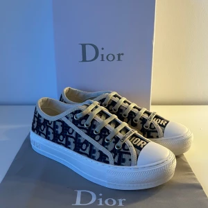 dior skor  - Ett par populära och snygga skor från dior som är perfekt nu till våren/sommaren i storlek 38 hör gärna av dig vid funderingar.