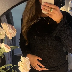 Svart stickad tröja - Snygg svart stickad tröja med lång ärm. Jättecool och unik tröja och tyg. Jättesnygg och den är i relativt fint sick! 💌