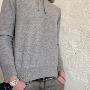 Grå kashmir hoodie från Sayless - Säljer en grå Kashmir hoddie som är i 9/10 skick.  Passar dig som är runt 170