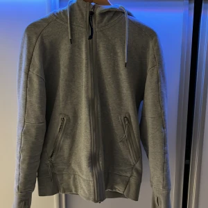 Cp company hoodie  - Säljer en stilren grå cp company tröja med goggles. Den är 100% äkta och i bra skick. Använder den inte för den är för liten