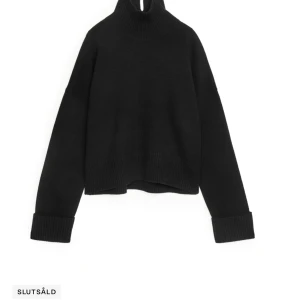 Svart ulltröja med hög krage från Arket - Snygg svart ulltröja med hög krage och långa ärmar. Helt oandvänd men råkade ta bort prislappen så kan inte skicka tillbaka. Nypris 790 kr!🥰