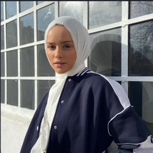 Färgglada sjalar i olika nyanser (hijab) - Säljer ett set av vackra sjalar i olika färger: mörkgrön, vit, mörk turkos och himmelblå. Materialet är lätt och luftigt, vilket gör dem bekväma att bära. Skriv för fler bilder. Styck pris 39kr!