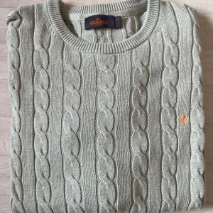 Morris kabelstickad tröja Pima cotton storlek medium - Kabelstickad tröja från Morris | storlek M | skick 9,5/10, nyskick | mått: 41cm axelbredd, 64cm hela längden, 60cm ärmlängd. Postar inom 24 timmar. Skriv om du har några funderingar. 