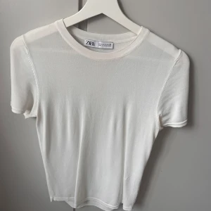 Vit t-shirt från Zara - Säljer min vita t-shirt från Zara. Såå fin och k bra skick! ☺️