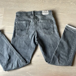 Grå jeans från Replay - Snygga grå jeans från Replay med klassisk femficksdesign. De har en rak passform och är perfekta för en avslappnad stil. Märket Replay syns tydligt på insidan av midjan. Har ni några frågor är det bara att höra av er!✅✅