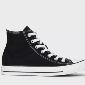 Svarta Converse all star  - Klassiska svarta Converse med hög modell och vit snörning. Sparsamt använda! Storlek 39 🌸