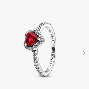 Ring med röd hjärtformad sten från Pandora - En fin Pandora ring,haft den någon vecka men vi gjorde slut! Säljer nu för att bli av med den!asken ingår