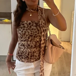 Leopardtopp från zara  - Säljer mi. Leopard topp från zara. Bra skick. Skriv vid frågor 