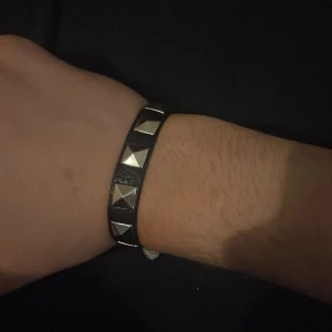 Valentino inspirerat armband  - Bytte på Plick, grabben sa de va äkta valentino men kunde ej skicka tillbaks! Man ser ej dock inte att det är inspirerat med blotta ögat! | Byten är super intressanta!!! | Mvh Nitro!🙌🏽
