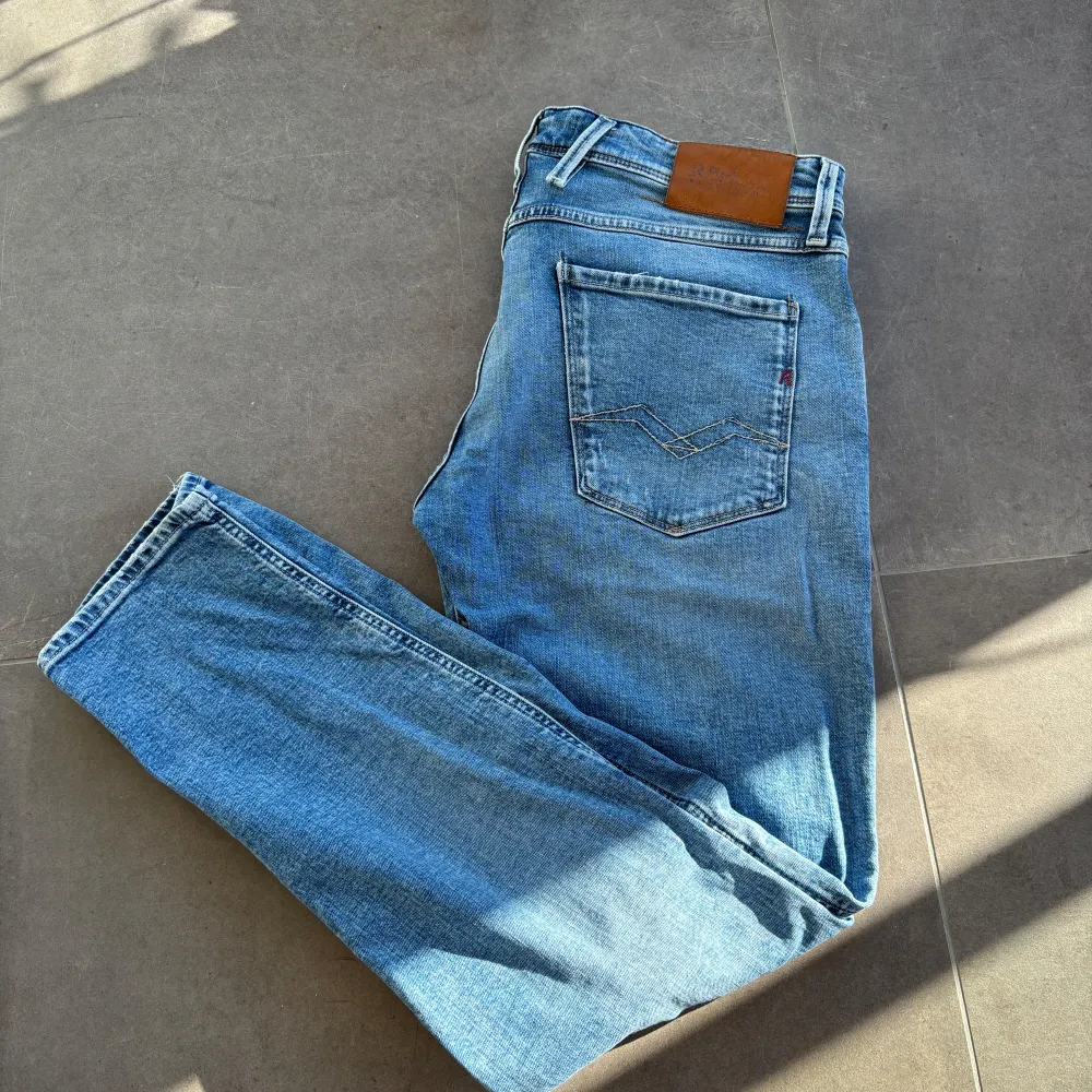 Skit snygga Replay jeans med feta slitningar, nypris ligger runt 2k, mitt pris endast 799!! liten defekt men syns inte om man har bälte! NYSKICK, bättre pris vid snabb affär! Modell 177, lite för långa så passar dej runt 180-185!. Farkut & Housut.