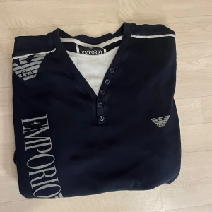 Emporio armani Svart långärmad Medium - Snygg svart långärmad tröja från Emporio Armani. Storlek medium