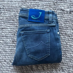 JACOB COHEN JEANS - Jacob Cohen Jeans - Storlek: 32, Benlängd 112cm, midja 42cm - Modell: 688, Slim fit passform - Nypris 5000kr - deluxecloset
