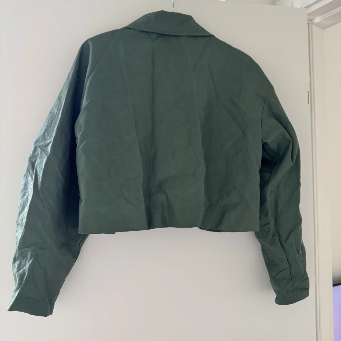 Grön jacka från AFJ x NA-KD - 4