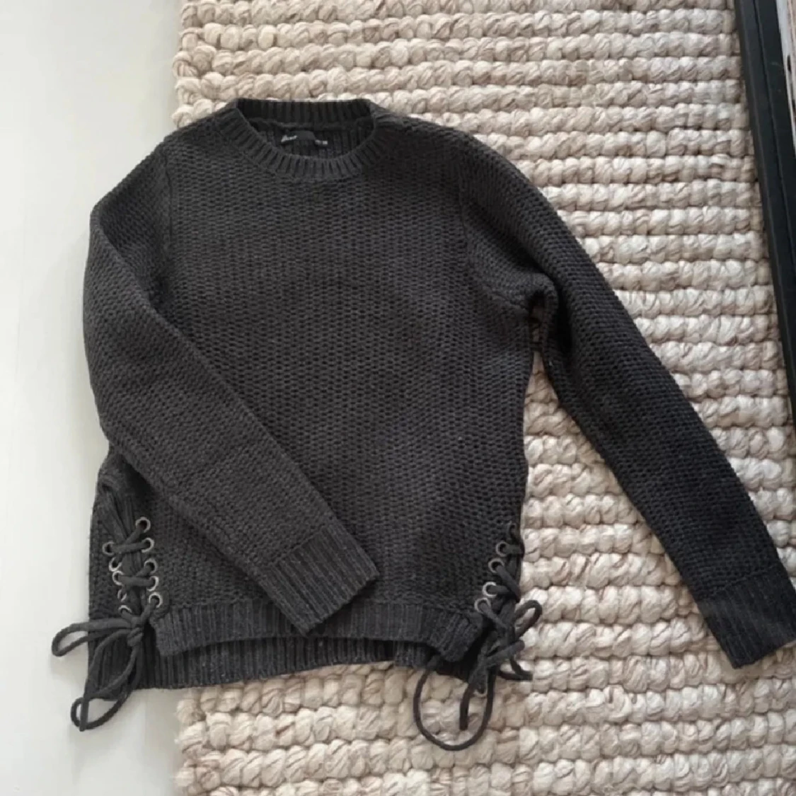 Mörkgrå stickad tröja med snörning