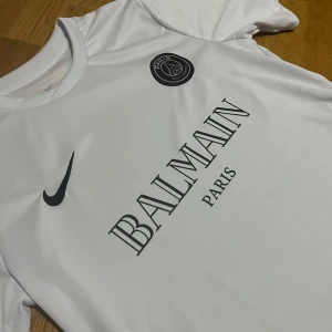 PSG Balmain - Säljer min PSG x Balmain fotbollströja. Storleken är S. Produkten är i mycket bra skick, priset kan även diskuteras vid köp av snabb affär