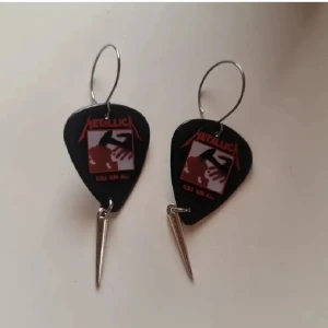 Örhängen Metallica - Unika örhängen med Metallica 'Kill 'Em All' design. Svarta plektrum hängen med spikes. Krokar av 316L kirurgiskt stål, allergivänligt. Aldrig använda.