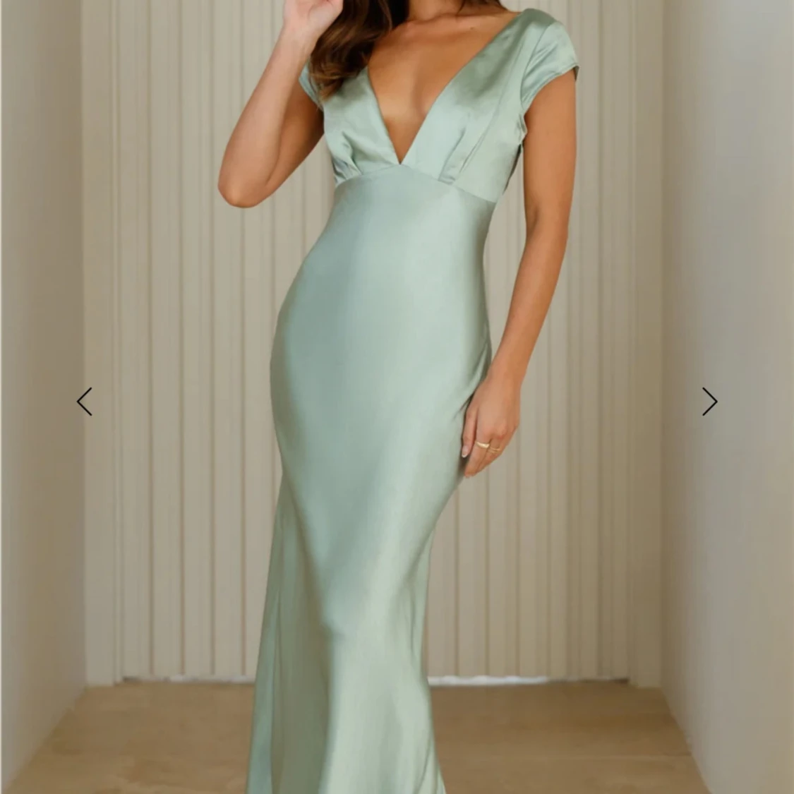 Ljusgrön långklänning med öppen rygg - 4