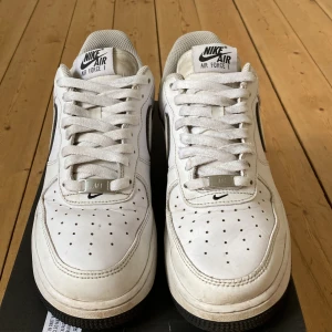 Nike air 1 - Tja säljer min skor pågrund av att de är för små. Använda ganska mycket och lite missfärgning på skorna. Storlek 42,5 eller 27 cm. Skriv om du undrar något 