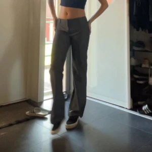 Grå kostymbyxor - Säljer mina grå-randiga kostymbyxor ifrån madlady, då dom inte har kommit till användning. Helt oanvända!💓 nypris 648kr. Priset kan diskuteras vid snabb affär!