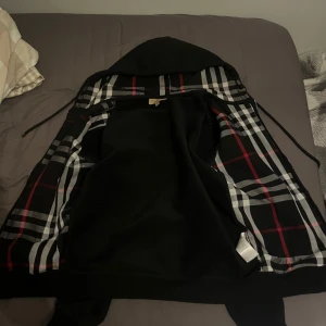 Burberry kofta  - Säljer ny burberry kofta då den inte kommer till användning. Inget kvitto tyvär. Storlek M. Väldigt bra skick. 