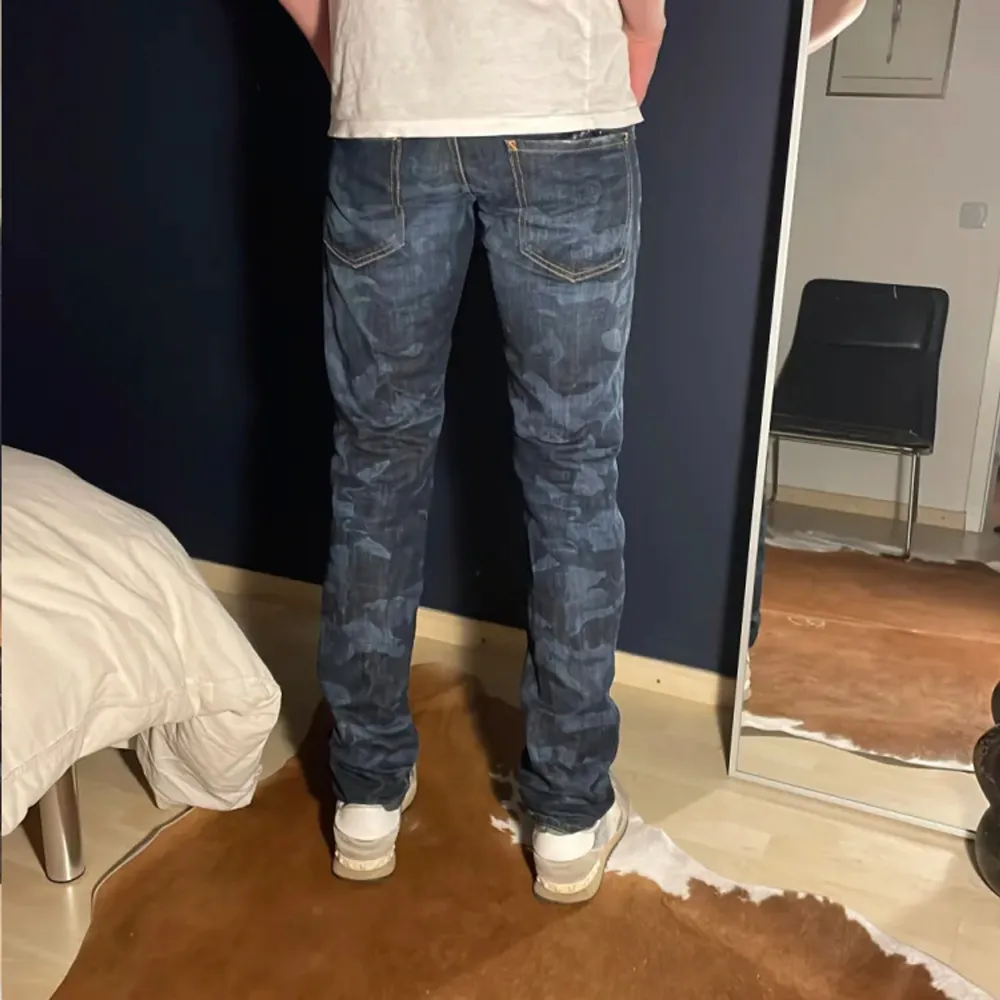 Ett par feta camo dsquared2 jeans. Använd fåtal gånger och är i perfekt skick. Skriv privat om du har frågor eller vill ha flera bilder! 🙌. Farkut & Housut.