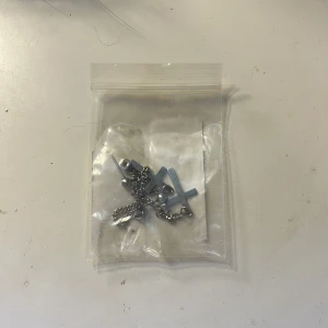 Örhängen med kors och kedja - Snygga örhängen i silverfärg med korshänge och kedjedetalj. Helt oöppnade ny skick, INTE äkta silver💞