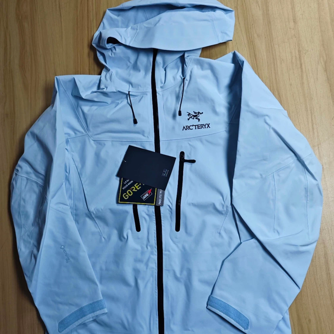 Ljusblå vindjacka från Arc'teryx