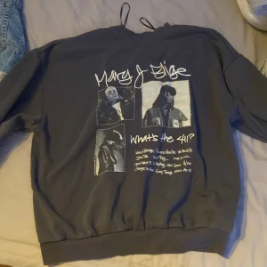 mörk grå lång ärmad med tryck - en fin 90 tals tröja med mary J. blige tryck. passsr perfekt för dig som går för en mer casual look! 