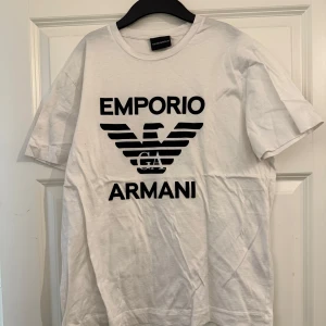 Emporio armani  - Storlek XL. Behöver strykas. Annars 9/10 skick. 