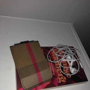 Plånbok  - En plånbok som passar alla. Fin och stilren med ett kreativ förmåga att förvara sedlar och kort. Dessutom i helt nytt skick 