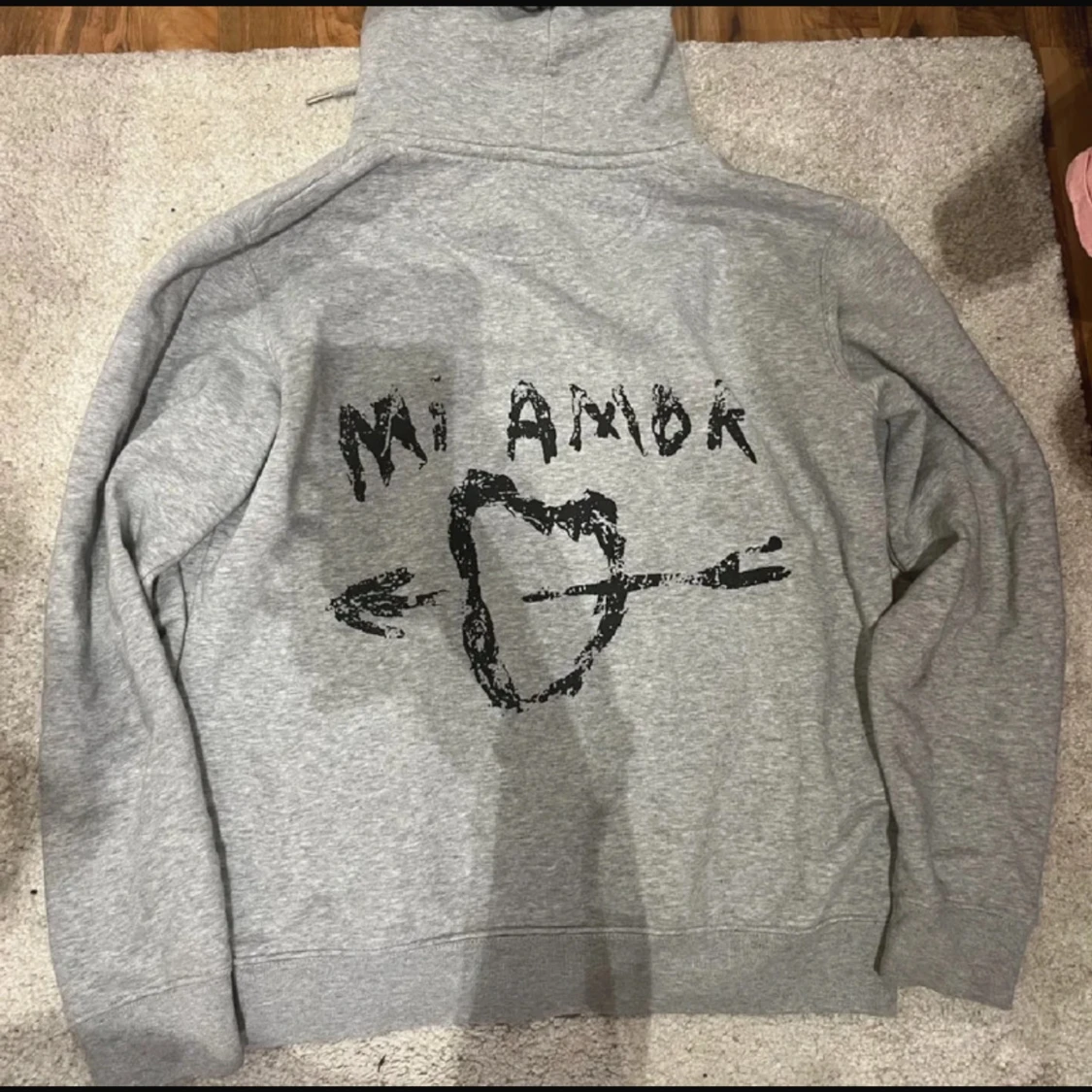 Grå hoodie Mira Paris med tryck