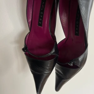 Spetsiga pumps  - Stilrena svarta pumps från Pura López 🖤
